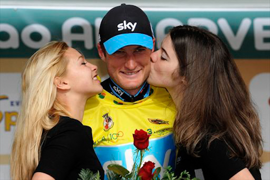 リーダージャージに袖を通したスティーブ・クミングス（イギリス、チームスカイ）: photo:Cor Vos