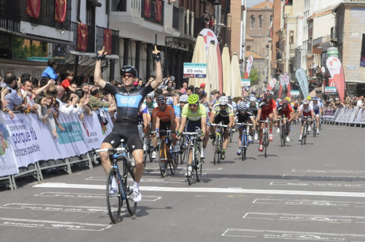 集団スプリントを制したベン・スウィフト（イギリス、チームスカイ）: photo:www.vueltacastillayleon.com