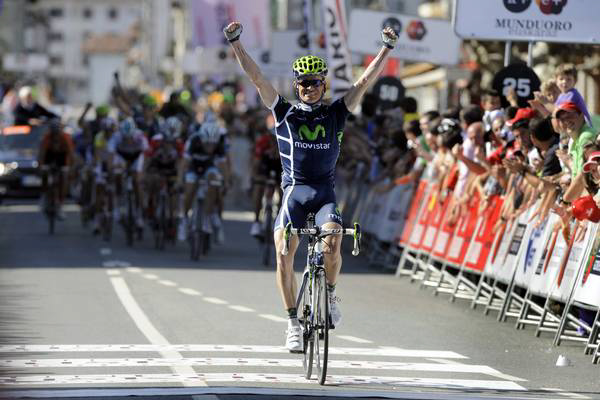 独走でゴールするヴァシル・キリエンカ（ベラルーシ、モビスター）: photo:vueltapaisvasco.diariovasco.com
