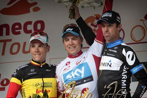 総合表彰台、左から2位フィリップ・ジルベール（ベルギー、オメガファーマ・ロット）、優勝エドヴァルド・ボアッソン（ノルウェー、チームスカイ）、3位デーヴィット・ミラー（イギリス、ガーミン・サーヴェロ）: photo:Cor Vos
