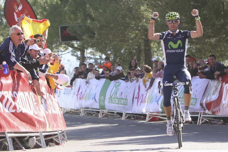 頂上ゴールにガッツポーズで飛び込むアレハンドロ・バルベルデ（スペイン、モビスター）photo:www.vueltaandalucia.es