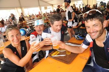 ゴール後のパスタパーティでは、感動を共有した外国人サイクリストと乾杯！