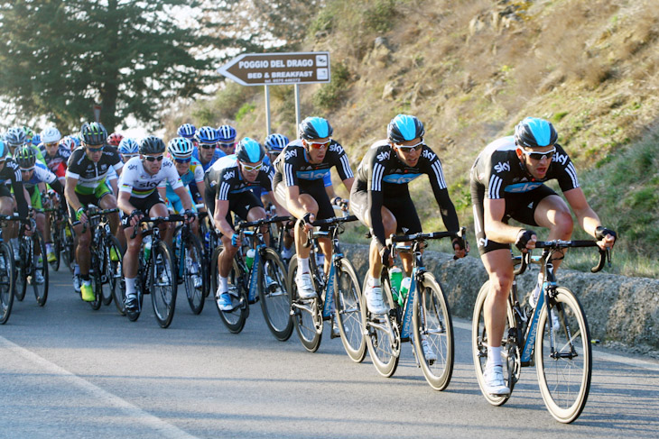 集団の速度を上げるチームスカイ: photo:Riccardo Scanferla