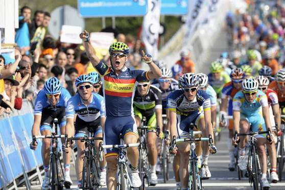 ゴールスプリントを制したホセホアキン・ロハス（スペイン、モビスター）: photo:vueltapaisvasco.diariovasco.com