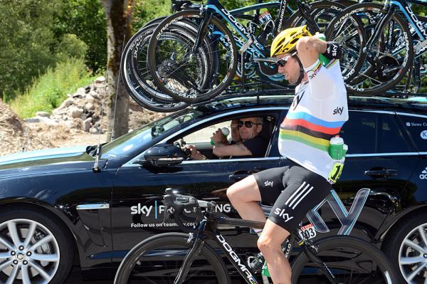 チームメイトの為にチームカーに戻りボトル運びをするマーク・カヴェンディッシュ Photo: © Bettini Photo