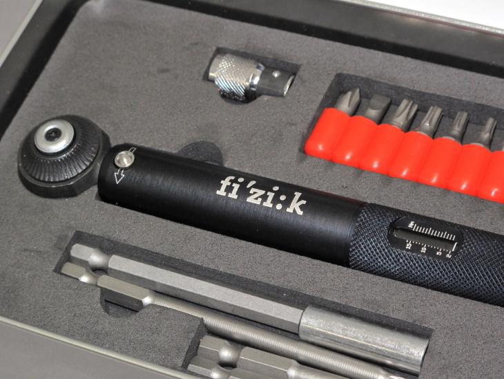 本体表面はハードアノダイズド加工され、持ち手部分には滑り止め加工。fi'zi:kロゴと品質管理のためのシリアル番号がレーザーエッチングされている。 
