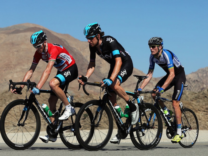 クリス・フルームのためにアシストとして働くブラッドリー・ウィギンス: www.teamsky.com