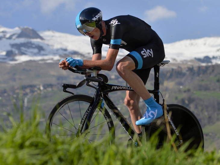 トップタイムでリーダージャージを獲得したクリス・フルーム（イギリス、スカイプロサイクリング）：www.teamsky.com