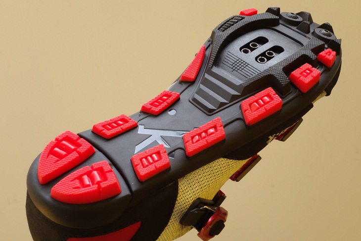 適度な硬さのカーボン強化ナイロン： M5 UOMO