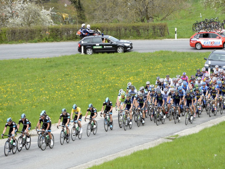 集団前方に位置するクリス・フルーム（イギリス・スカイプロサイクリング）：www.teamsky.com