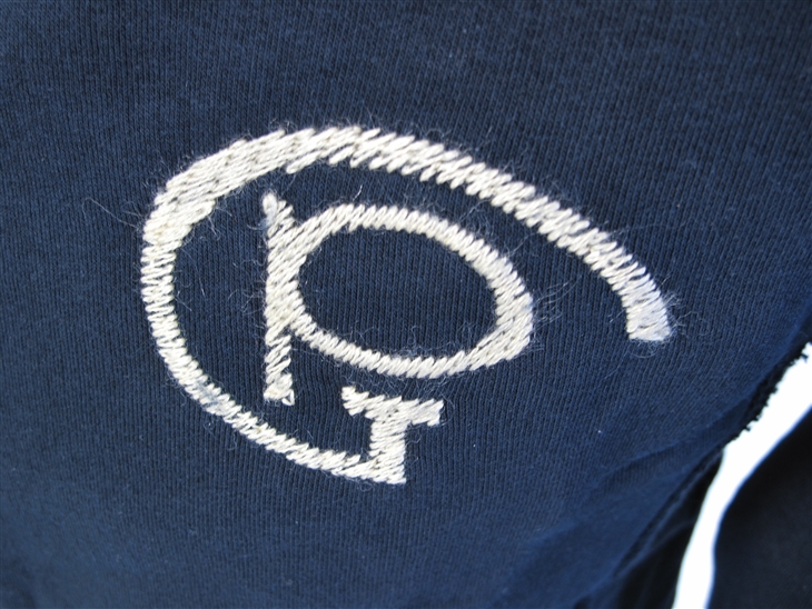 胸には刺繍ロゴ
