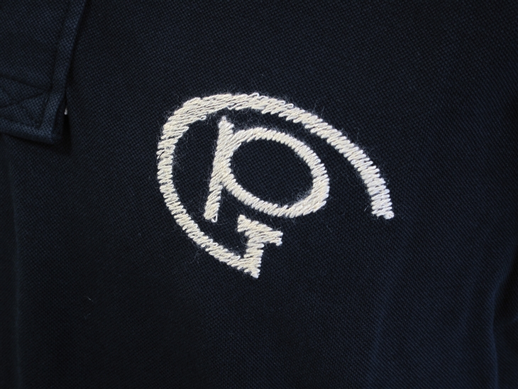 胸の刺繍ロゴ