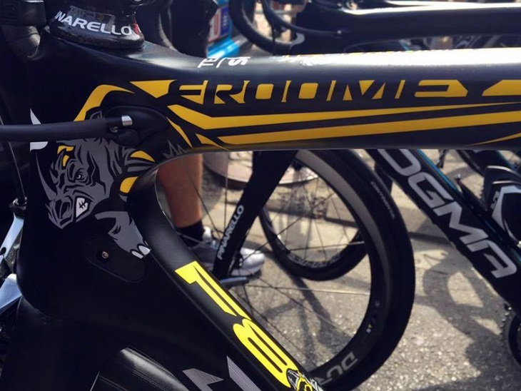 トップチューブのサイドにはフルームの愛称「FROOMEY」のロゴとサイ (RHINO)のグラフィックス。