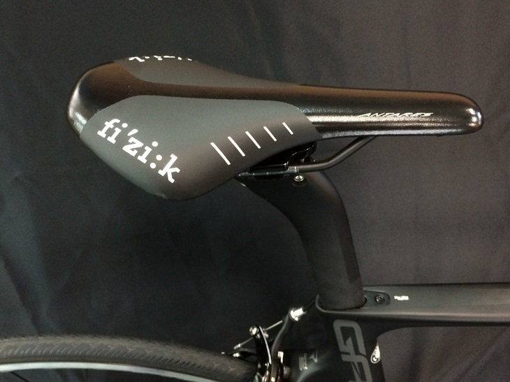 サドルはフィジークのアンタレスR7、EZ-fitモデルにはフィジーク・ヴェスタが装備されます。