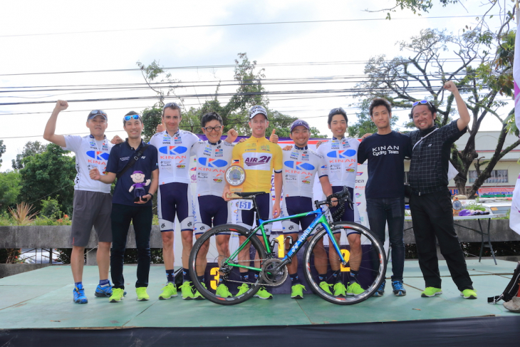 総合優勝を収めたジャイ・クロフォード（オーストラリア、キナンサイクリングチーム）をチームメイトが囲む: (c)KINAN Cycling Team/Syunsuke FUKUMITSU