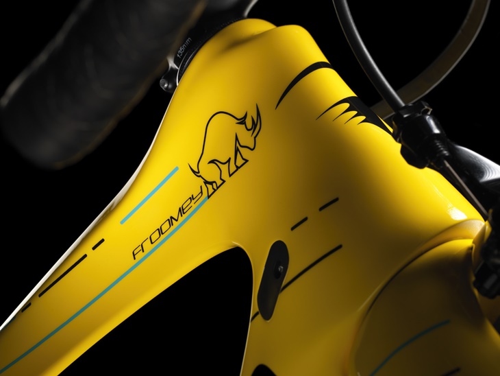 フルームのキャラクターである「サイ」のイラストがヘッド周辺にデザインされている「929/YELLOW RHINO TDF 2017」バージョン