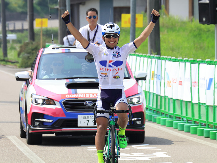 会心の独走勝利で両手を上げゴールする山本選手<small>Photo: KINAN Cycling Team/Syunsuke FUKUMITSU</small>“><span class=