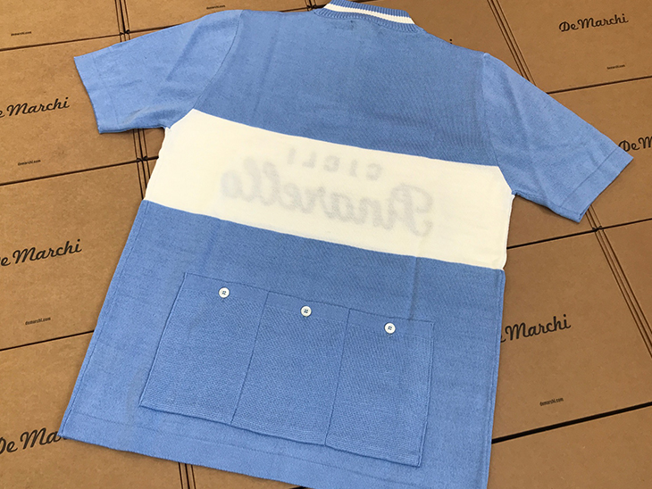 こちらもクラシックな装いのバックポケットを備えています。