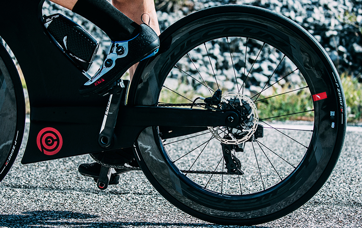 優れたエアロダイナミクスと直進安定性でエアロロードバイクはもちろんTTバイクやTAバイクにも最高のマッチングを見せる。